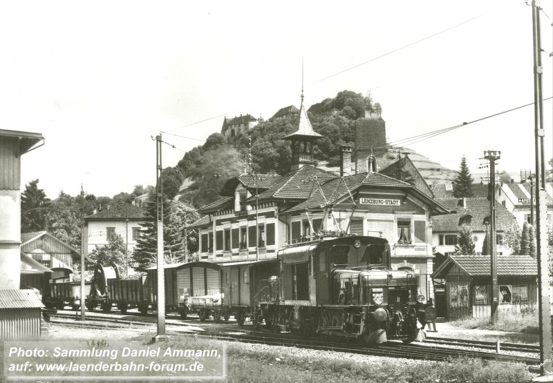 Bf. Lenzburg-Stadt mit dem Seetalkrokodil De 6/6 15302 
	frisch abgeliefert 1926 auf der Vögele Weiche, für grösseres Bild hier klicken